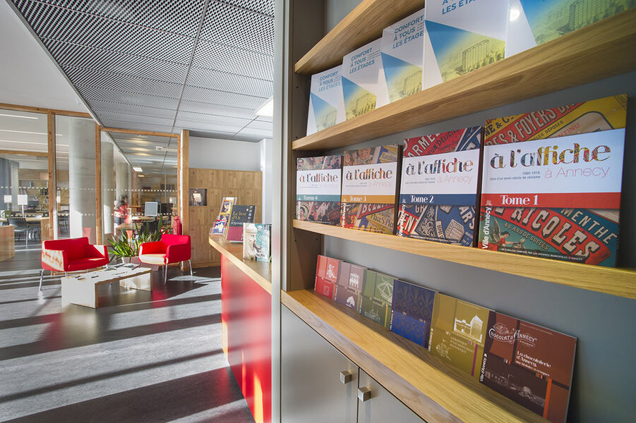 vente de livres et cartes postales sur place