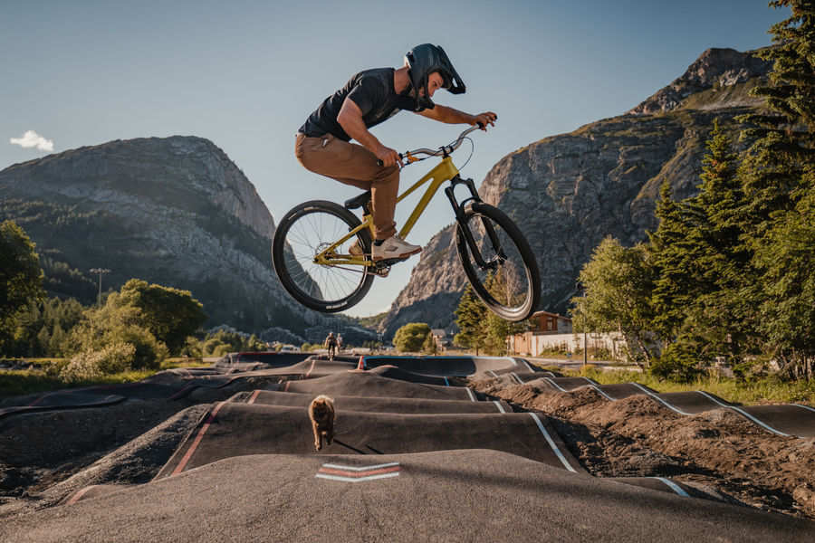 Vélo sur la pumptrack de Val d'Isère