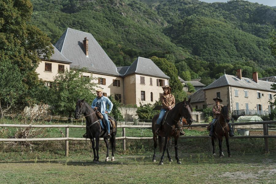 Cavaliers devant château