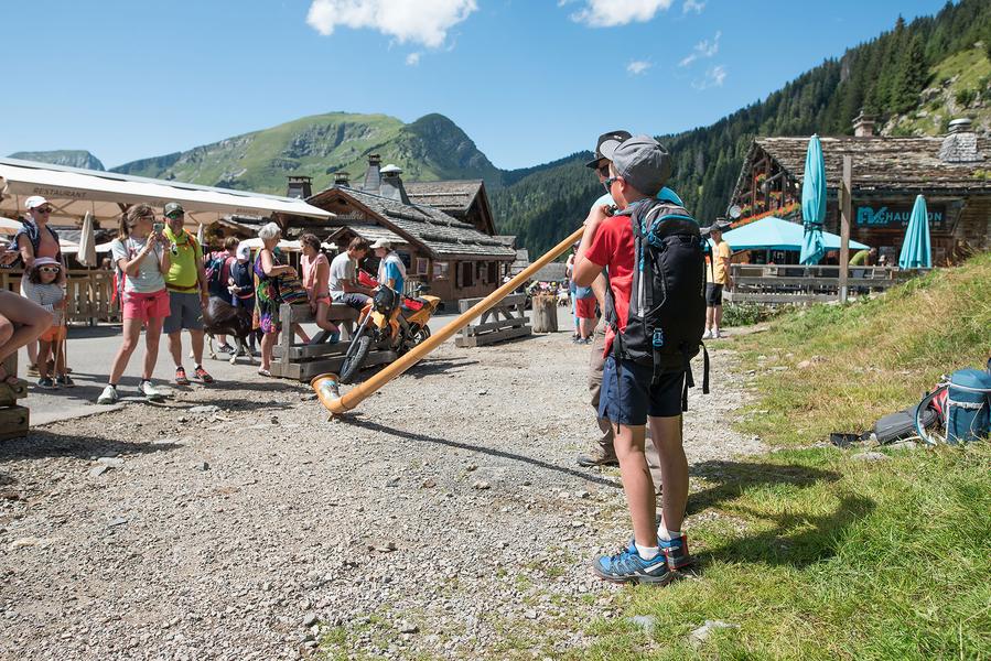 Initiation au cor des alpes au village des chèvres.