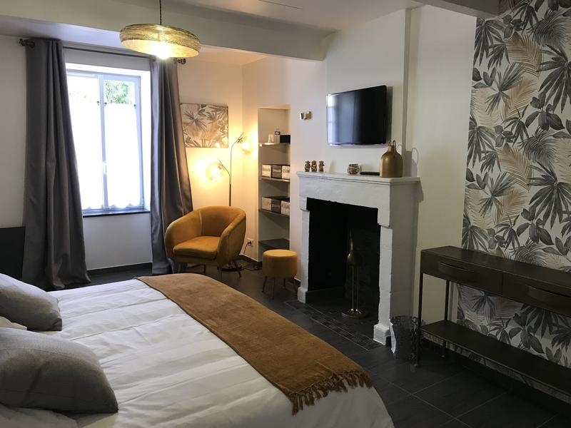 Chambre perle avec cheminée et coin étagère