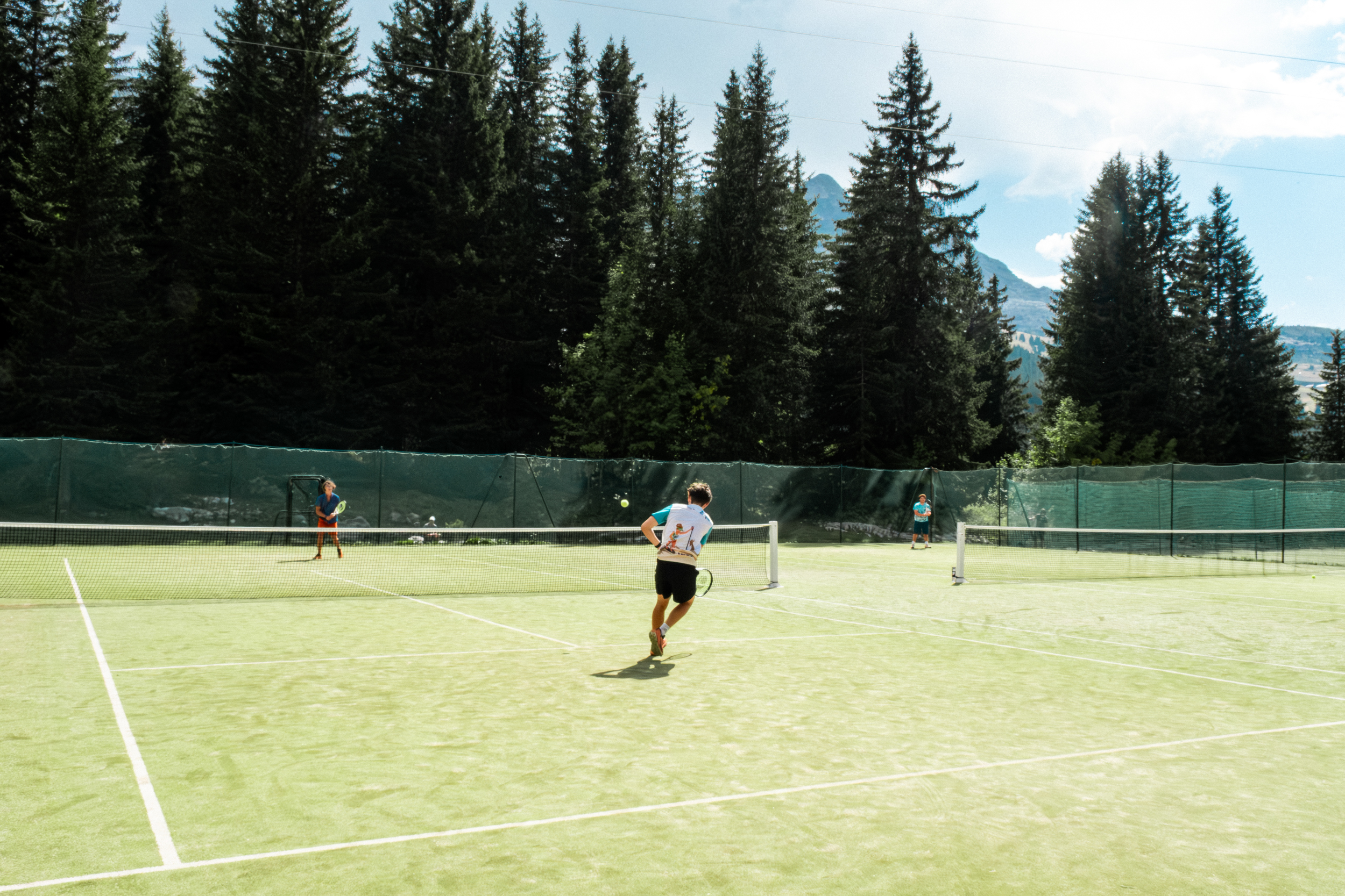 Joueurs sur un des terrains de tennis