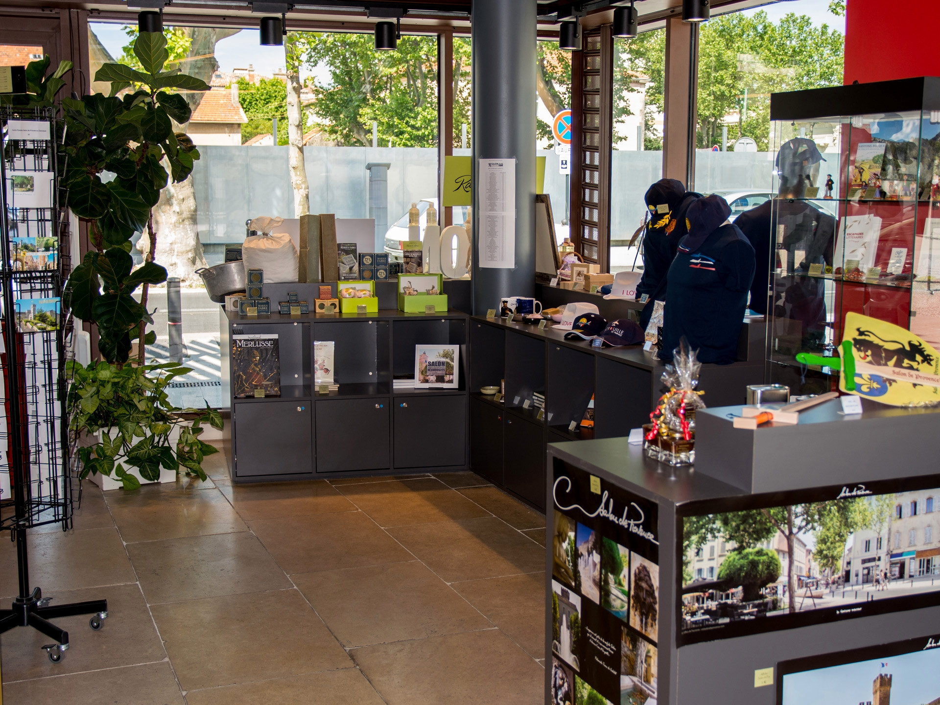 La boutique de l'Office de Tourisme - Point de vente permanent des articles de la PAF