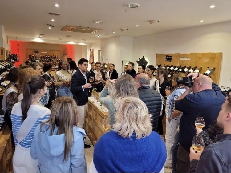 La délégation "Miss Excellence" en visite dans la boutique en 2022.