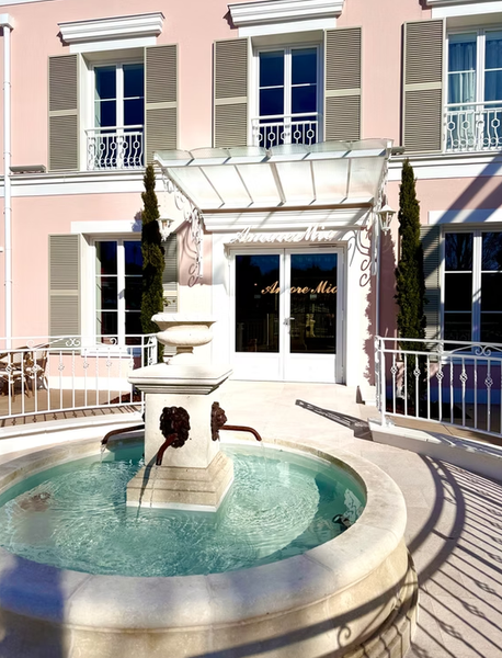 Façade du restaurant, fontaine à eau 