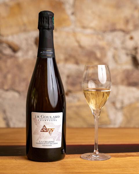 Bouteille de vin blanc avec verre rempli 