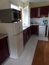 Coin cuisine moderne et lumineux, plaques électriques, fenêtres