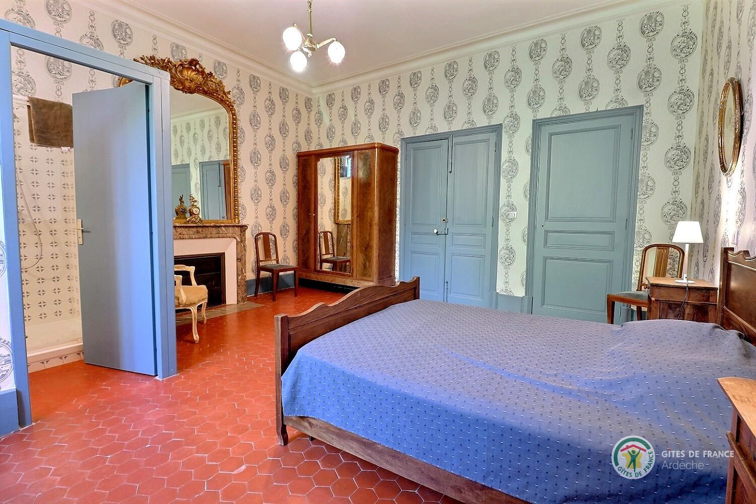 Chambre bleue avec un lit en 140 et une salle d'eau privative