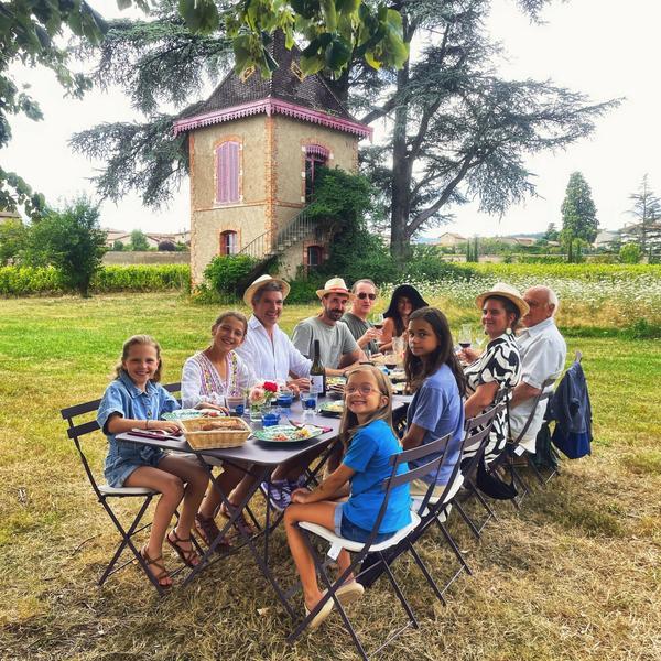 Repas familial dans le Clos des Bachelards