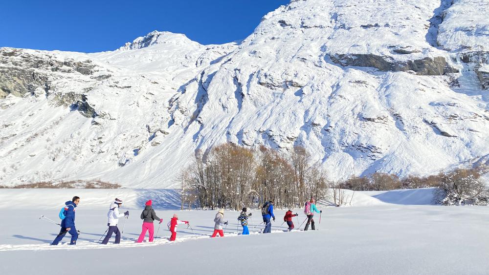 Groupe marchant dans la neige