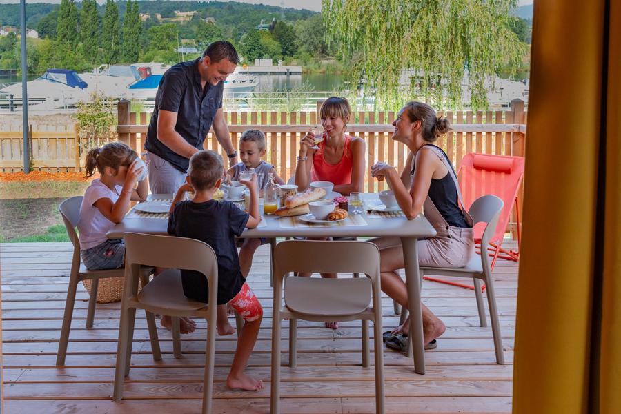 Petit-déjeuner en terrasse en famille