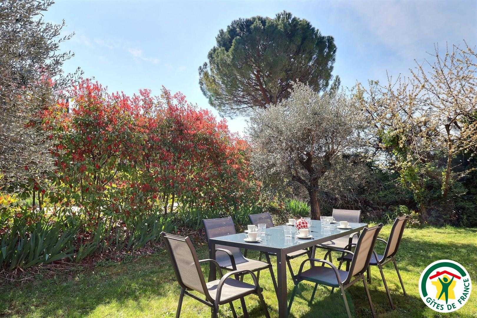 Le salon de jardin du gîte