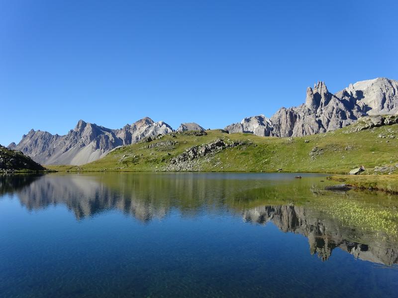 Le lac Long avec vue sur le massif des Cerces - © Dellong Valérie Le lac Long avec vue sur le massif des Cerces - © Dellong Valérie
