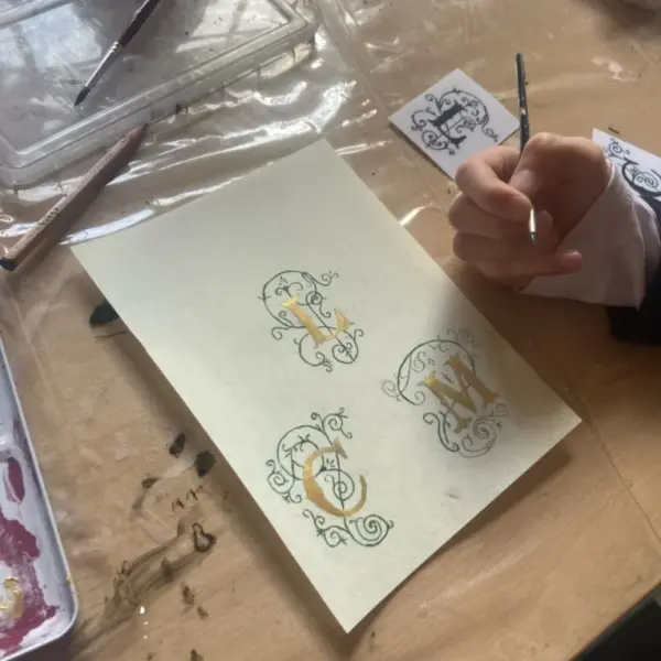 Main d'enfant en train de faire de l'enluminure 