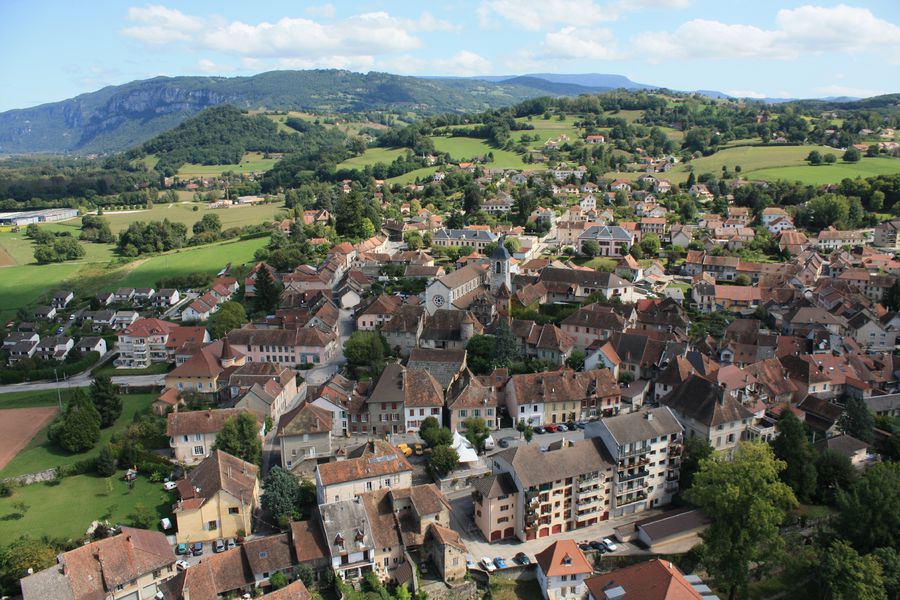 vue aérienne de St Genix sur Guiers