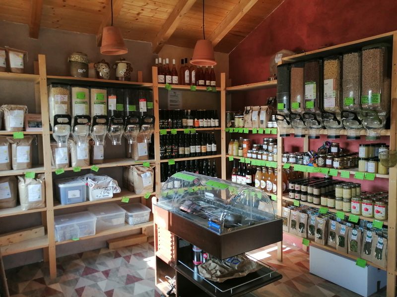 Les produits proposés et l'intérieur de la boutique du brin d'Ici à Massongy
