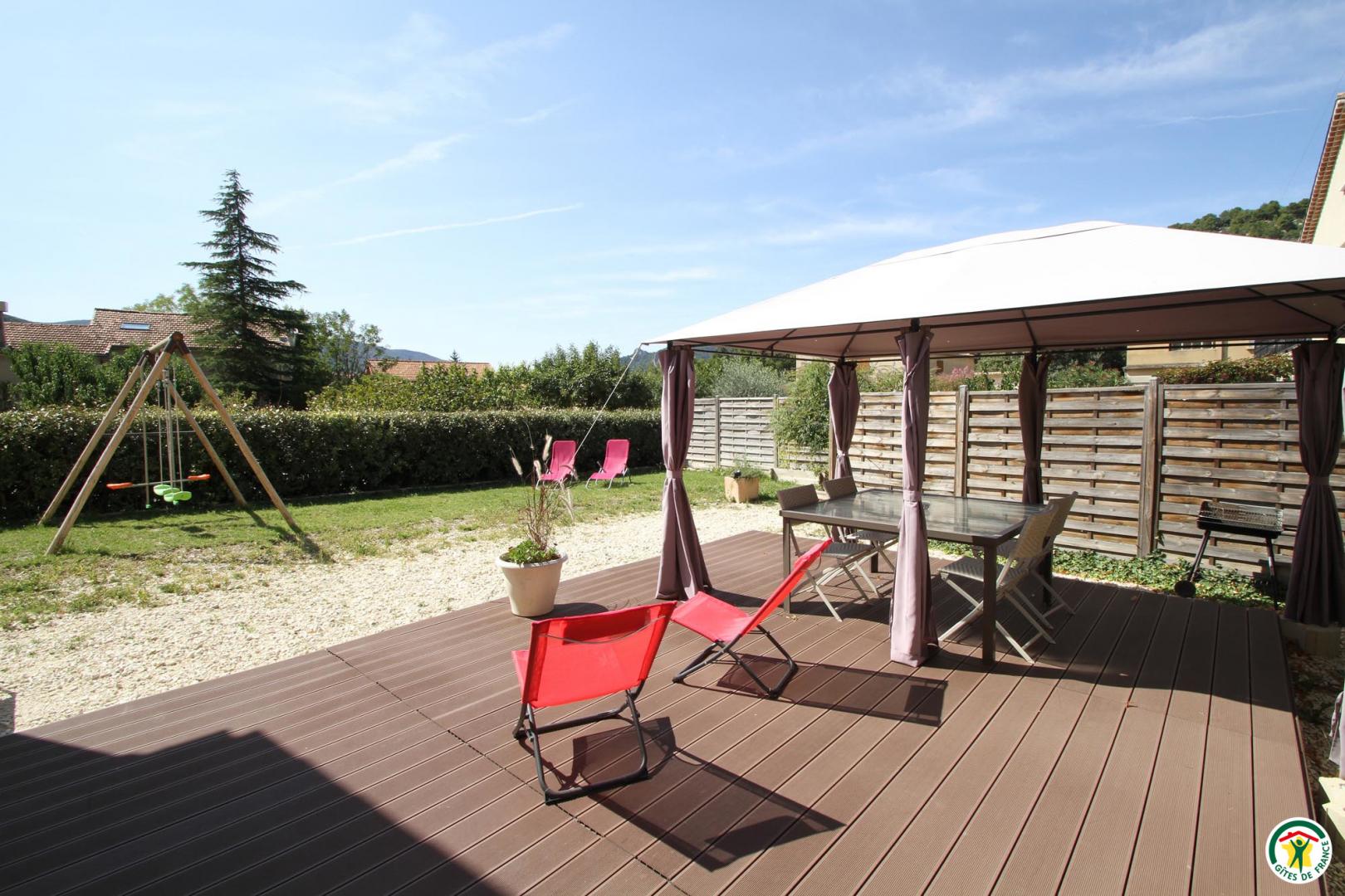 Terrasse avec pergola, salon de jardin et transats