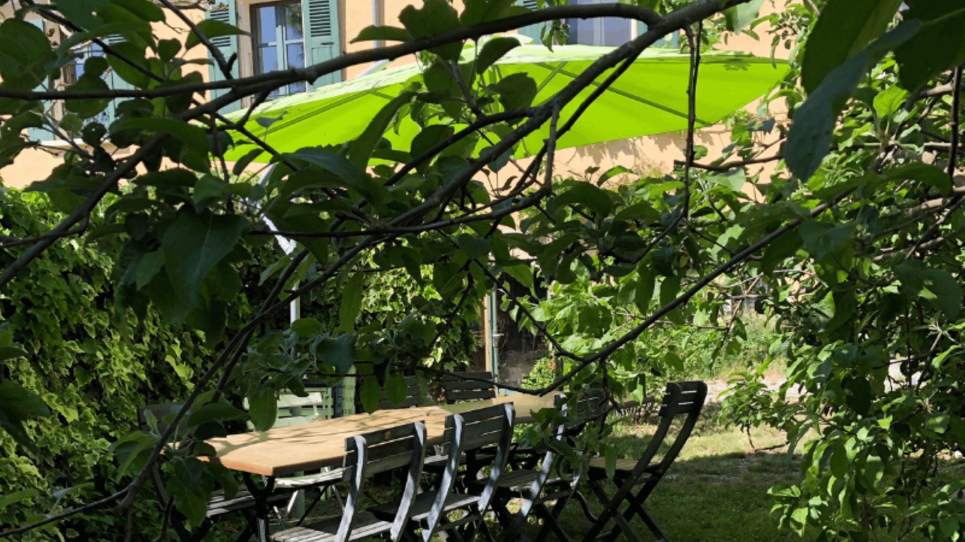 Espace repas dans le jardin