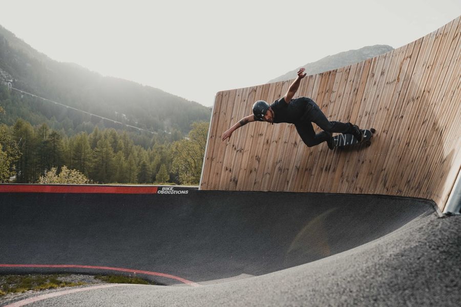 Skateboard sur la pumptrack de Val d'Isère