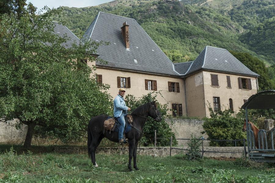 Serge devant château