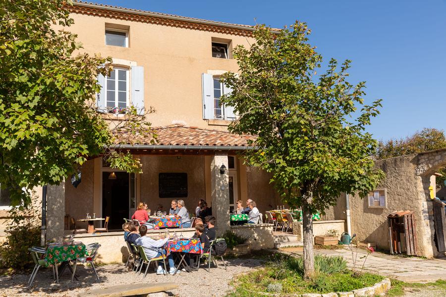- © Auberge de Lagrand Auberge et sa terasse - © Auberge de Lagrand