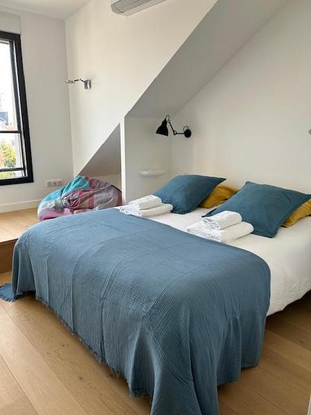 Chambre avec un lit double.