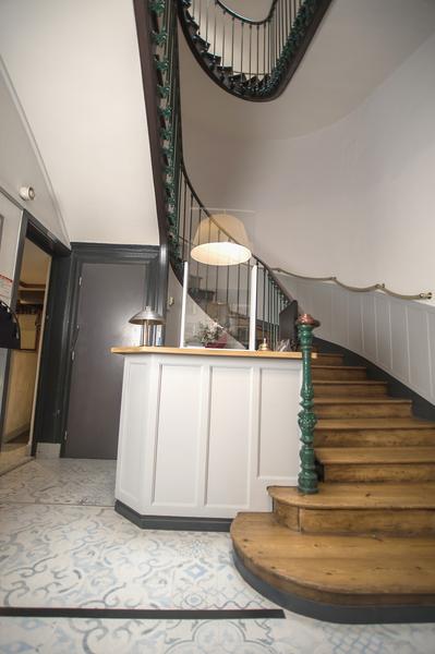 Le comptoir de l'accueil avec à sa droite l'escalier vers l'étage.