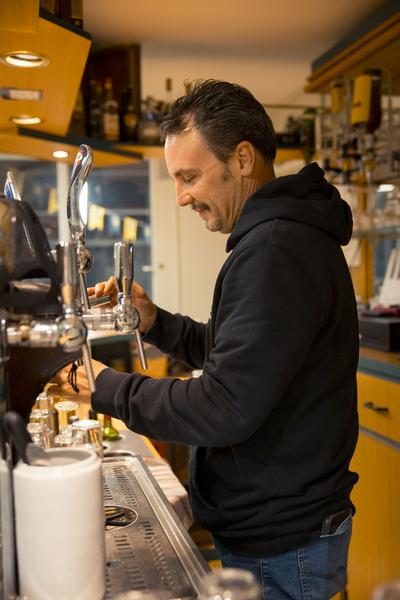 "Benjamin", derrière une tireuse à bière.