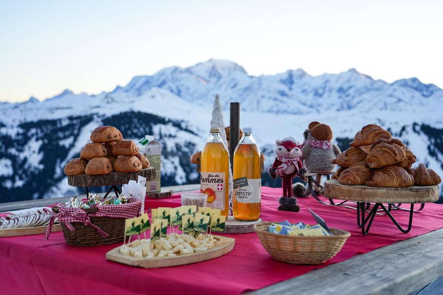 Petit-déjeuner au sommet, face au Mont Blanc_Les Saisies