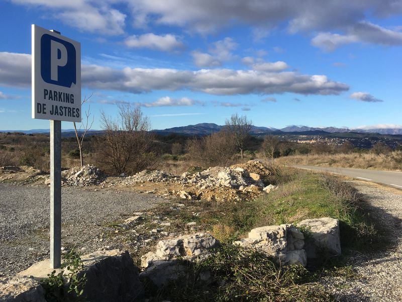 Oppidum de Jastres - Parking proche de la Route Départementale
