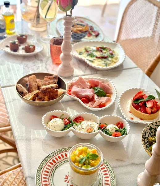 Différents plats sur une table 