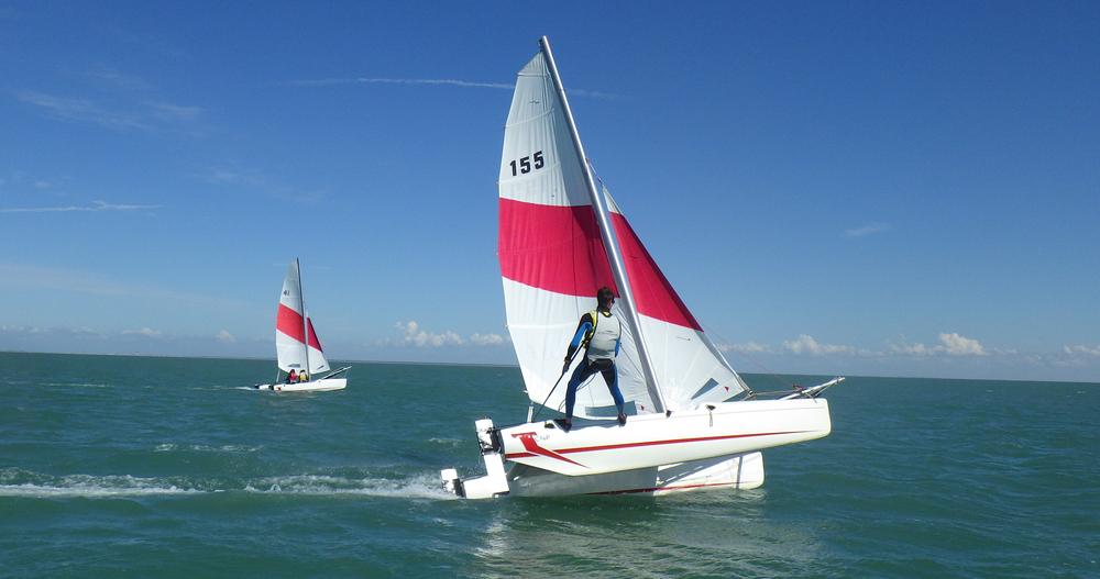 Cours particulier de catamarans, planche, dériveur, wing-foil dans un site préservé et naturel