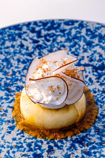 Un dessert sur une assiette blanche.