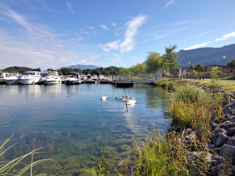 Les Lodges de la ViaRhôna sont situés en face du port de Virignin