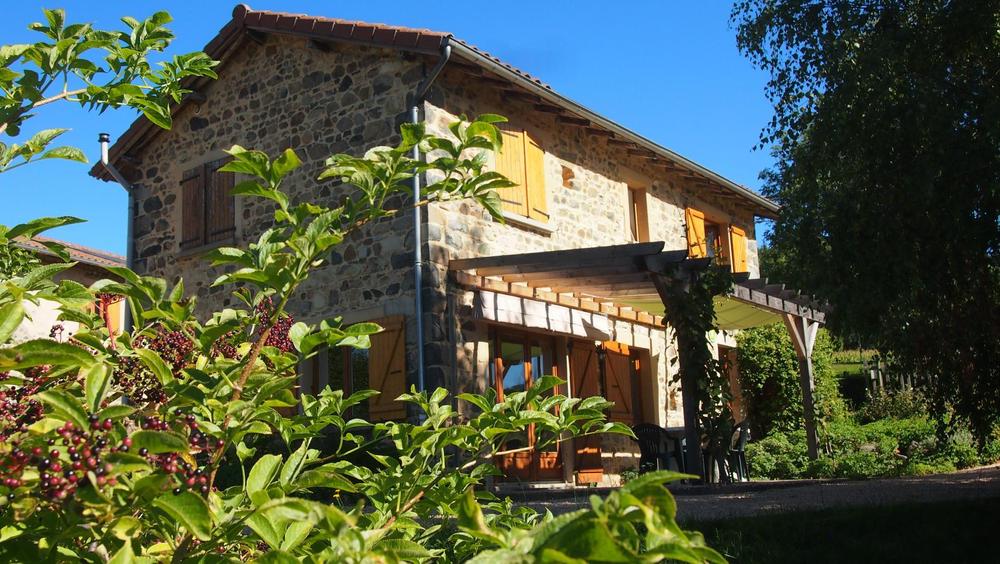 Gîte des Monneries, Poule-les Echarmeaux dans les monts du Beaujolais, location de vacances idéale en famille ou entre amis.