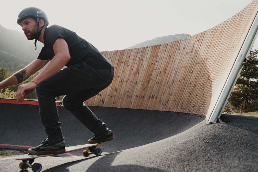 Skateboard sur la pumptrack de Val d'Isère