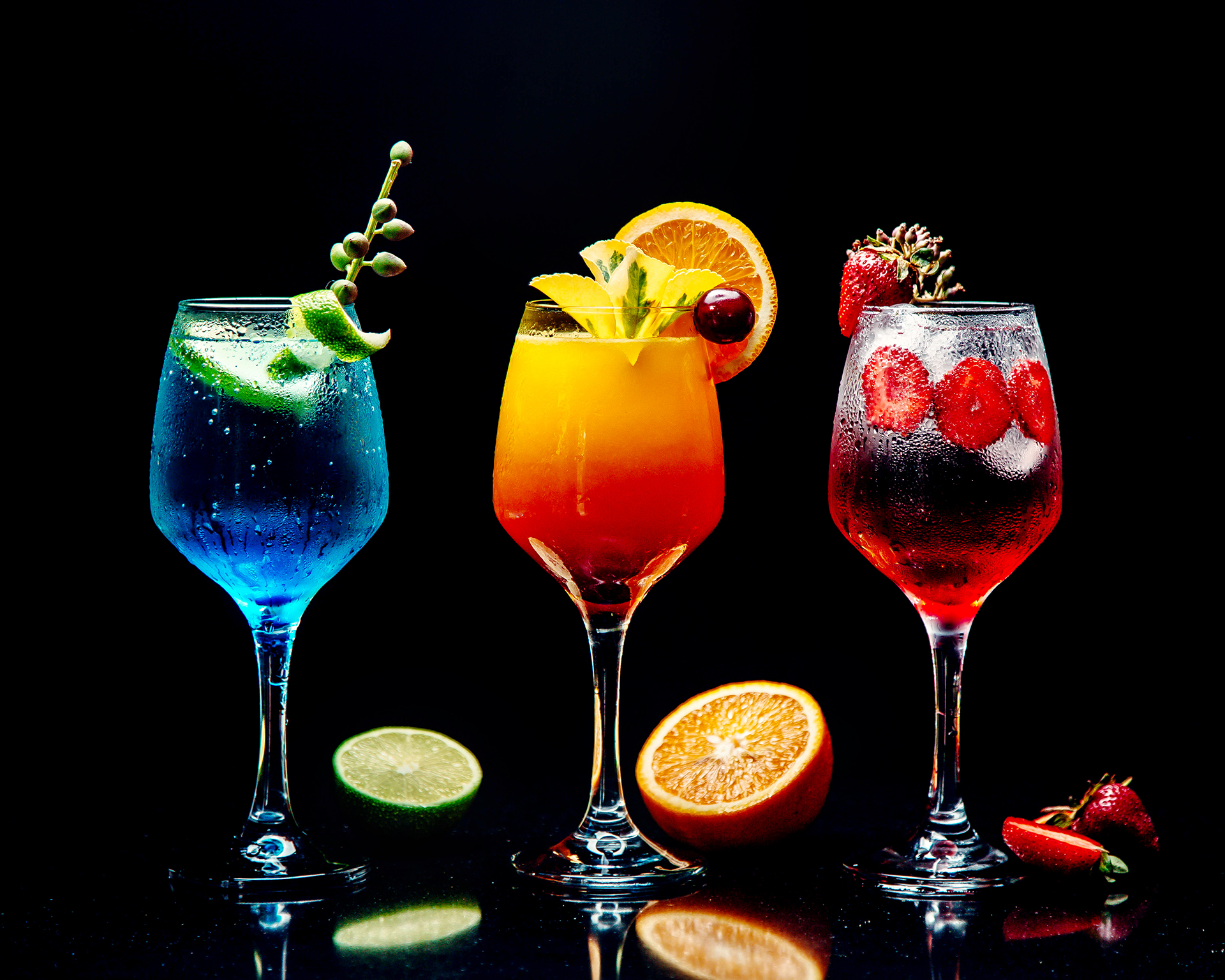 selection-de-divers-cocktails-sur-la-table