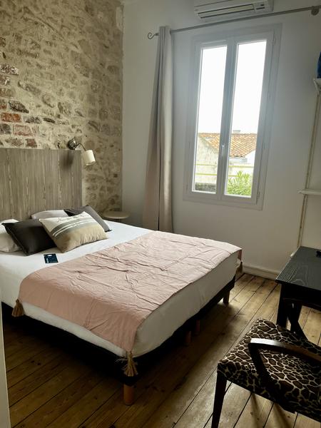 Une chambre avec un lit double.