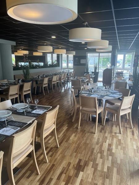 Des tables dressées à l'intérieur du restaurant.