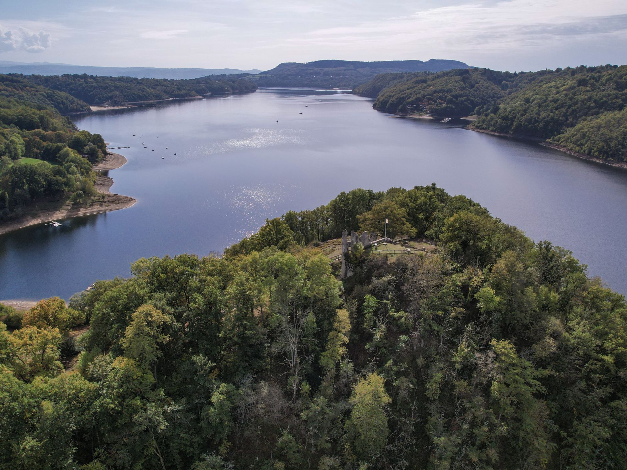 Les ruines de Thynières et la retenue de Bort-les-Orgues