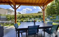 Grand Gîte "l'Amandier" - 15 personnes à Salles Arbuissonnas en Beaujolais dans le Rhône : la terrasse couverte côté sud.