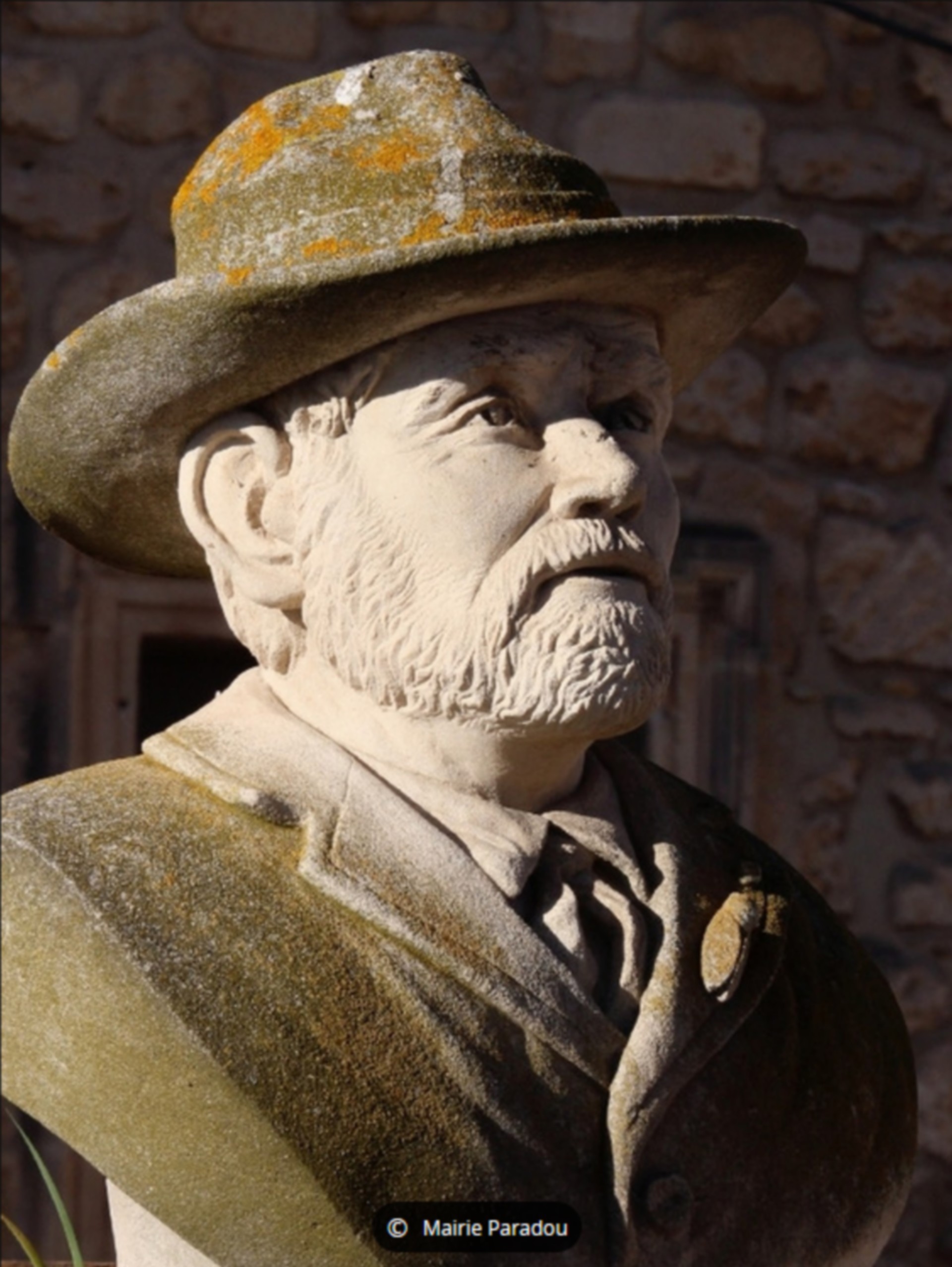 Buste et tombeau de Charloun Rieu