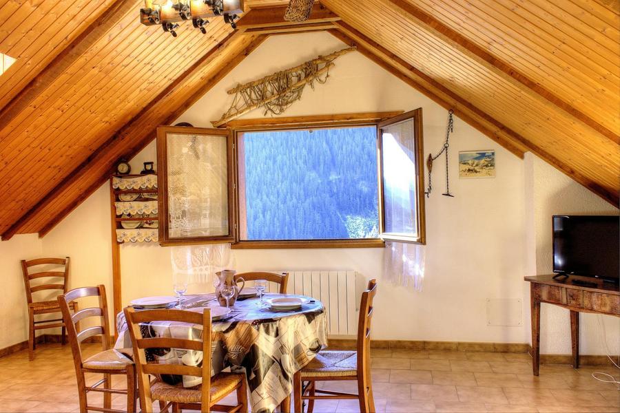 Gîte Auron - l'Oustal n°1-Coin repas/Télévision-Saint-Étienne-de-Tinée-Gîtes de France des Alpes-Maritimes