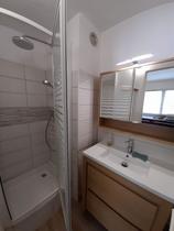 Salle de bains avec bac à douche, ameublement bois