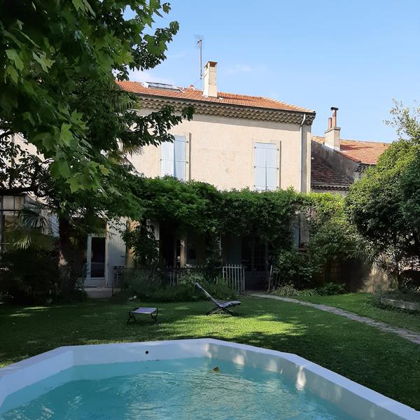 le bassin dans le jardin