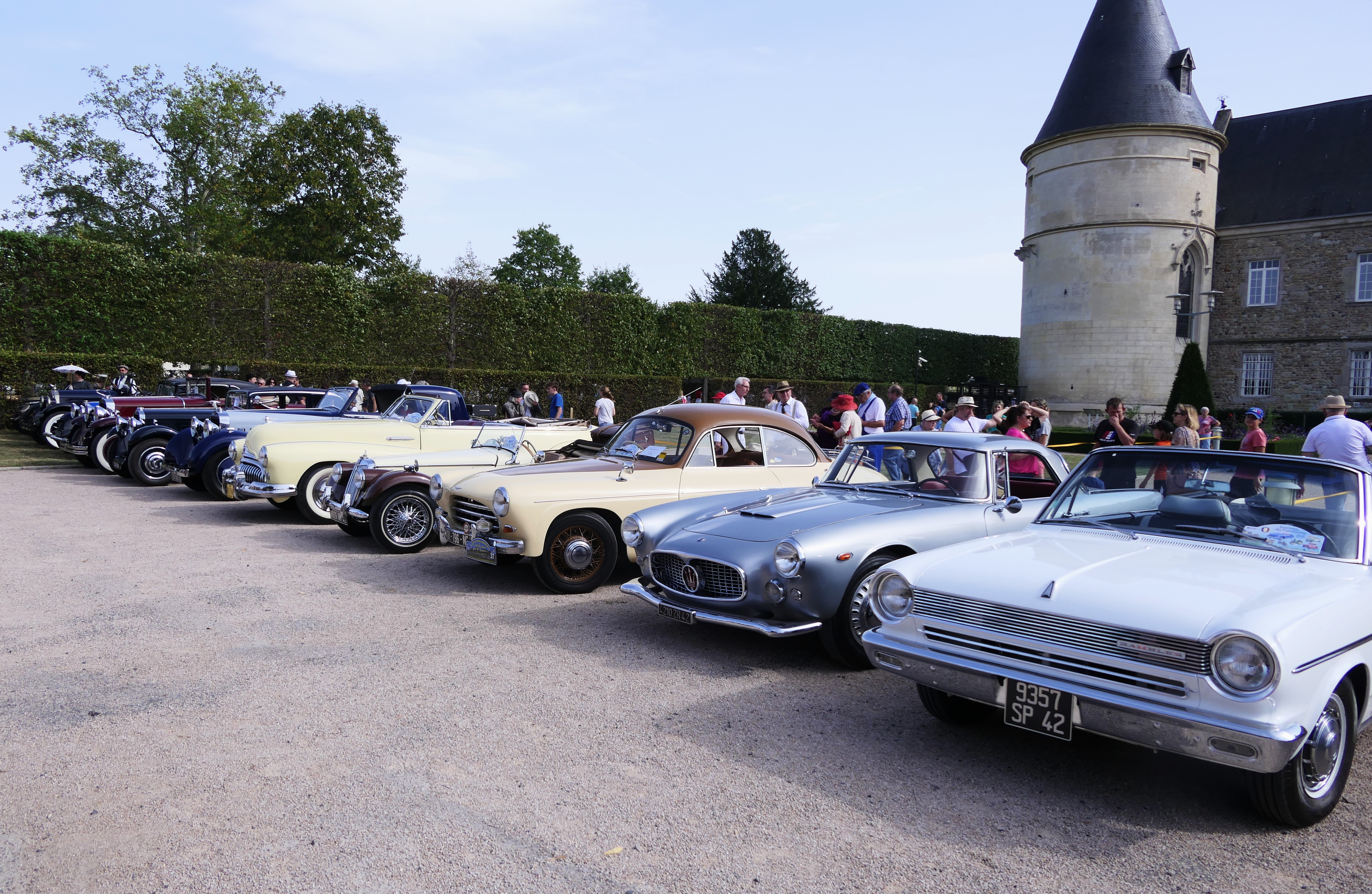 Exposition de véhicules anciens, concours d'élégance en automobile à la francaise