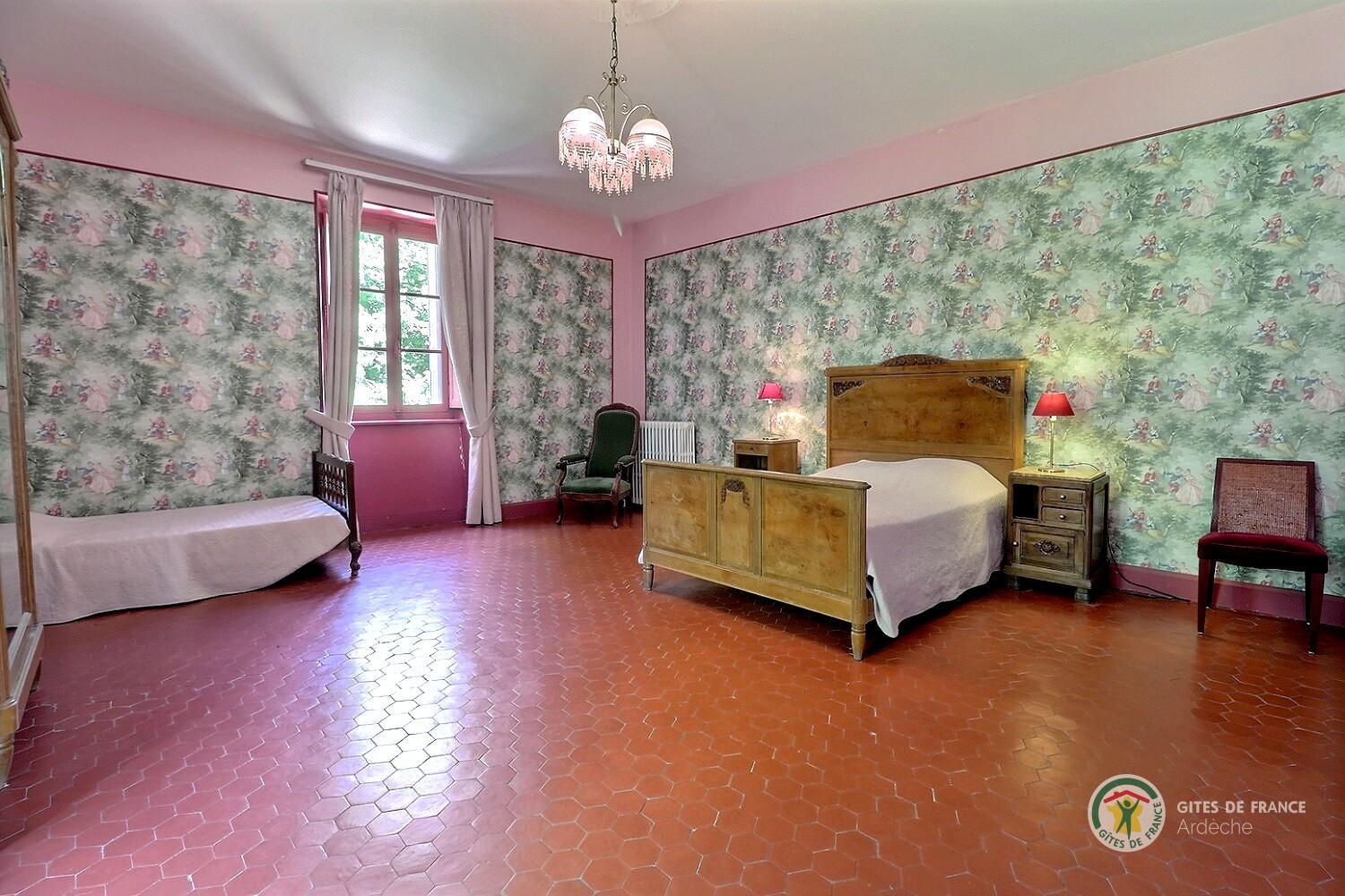 Chambre verte avec un lit en 140 et un lit en 90, armoire