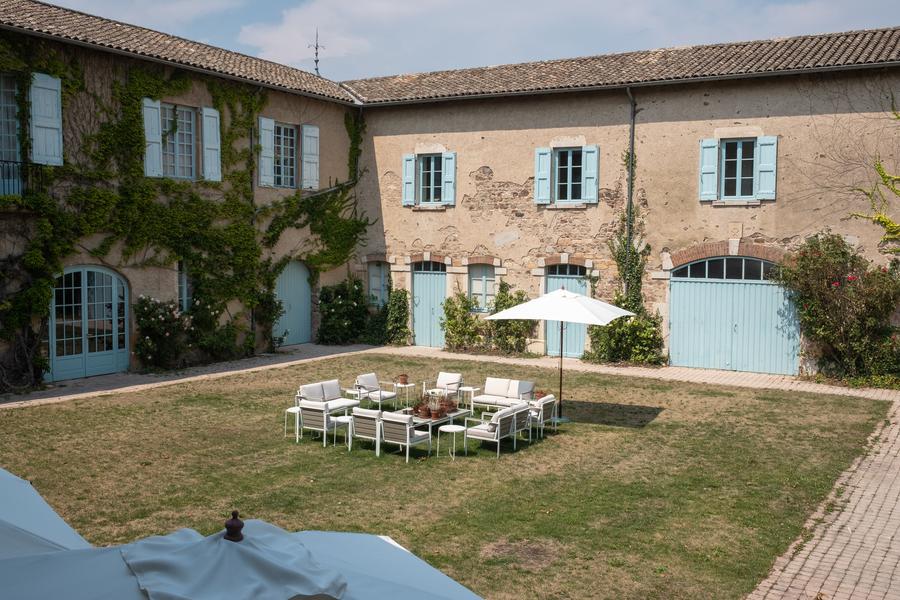 Cour du château des Bachelards