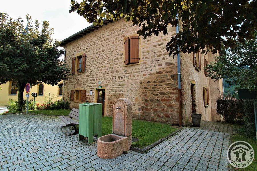 Gîte d\'Etape et de Séjour - 10 personnes à Saint Marcel L\'Eclairé - Haut Beaujolais, dans le Rhône : la maison en pierres.