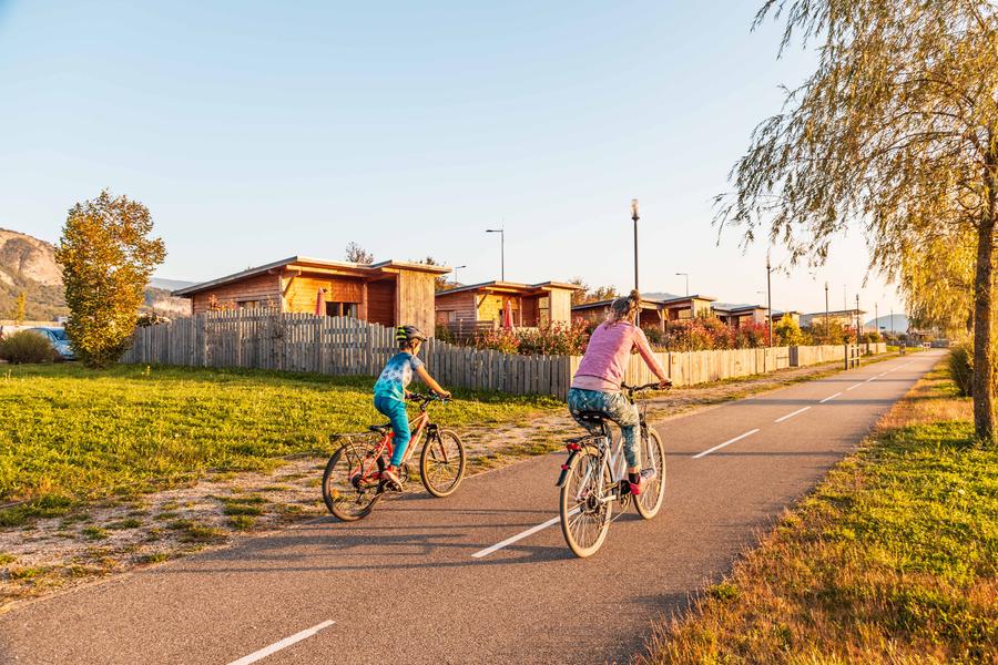 La ViaRhôna passe juste devant les cabanes-spa